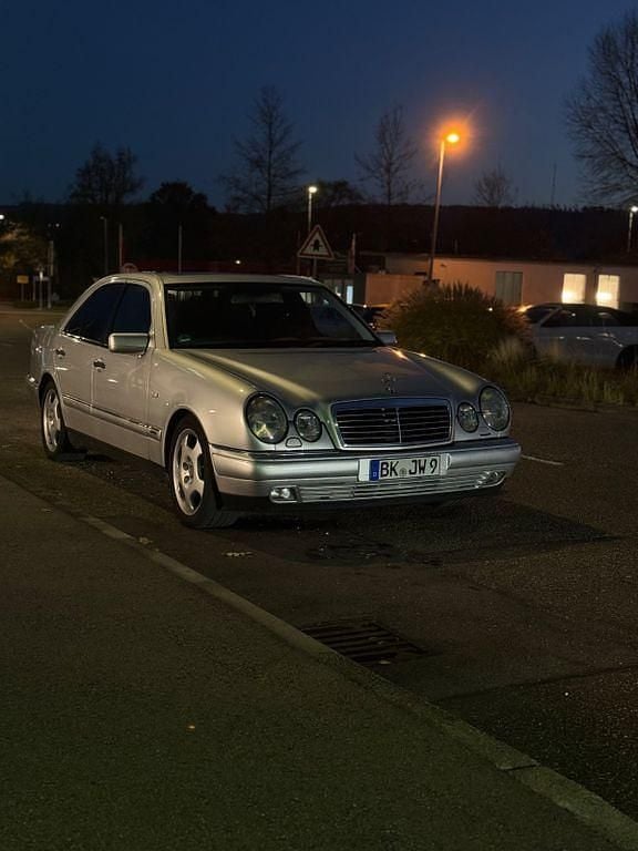 Silber Gebraucht 1999 Mercedes E240 Avantgarde Limousine | 5.999 € (Guter Preis) - Bild 1/4