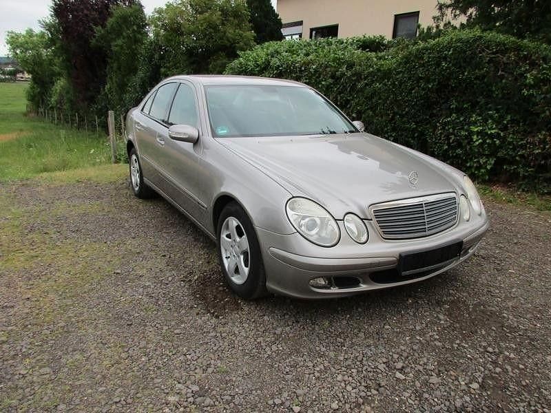 Silber Gebraucht 2005 Mercedes E220 Avantgarde Limousine | 4.299 € (Fairer Preis) - Bild 1/4