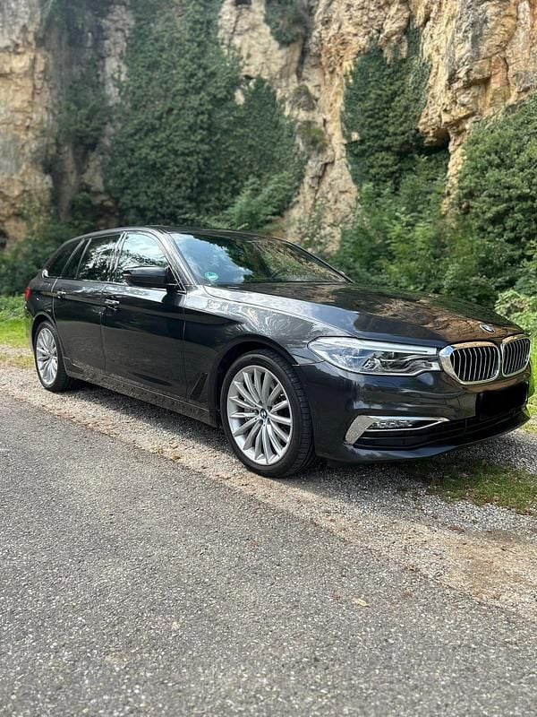 Grau Gebraucht 2018 BMW 540 Luxury Line Kombi | 26.900 € (Superpreis) - Bild 1/4