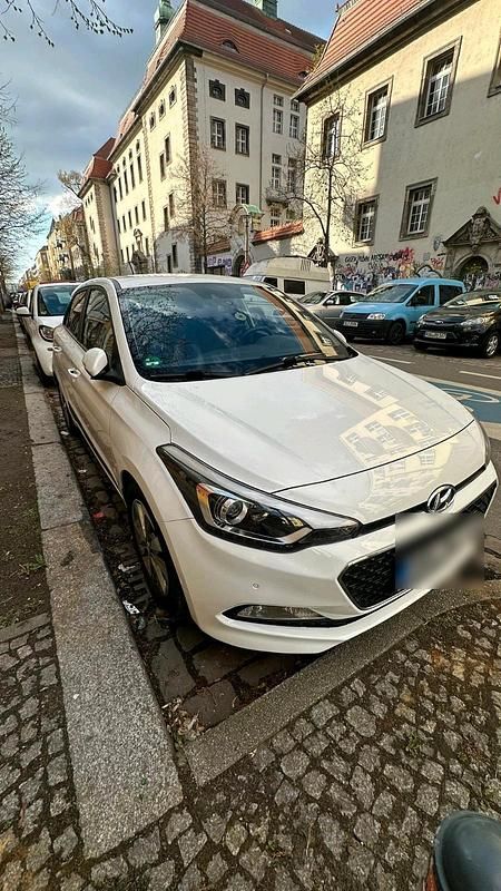 Gebraucht Hyundai i20 84 PS (61 kW) 2017 Weiß Kleinwagen