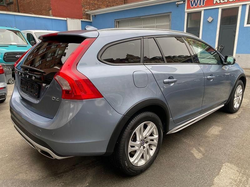 Gebraucht Volvo V60 CC Summum 190 PS (139 kW) 2017 Blau Kombi