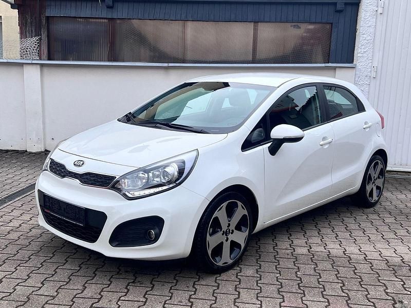 Gebraucht Kia Rio 109 PS (80 kW) 2015 Weiß Limousine
