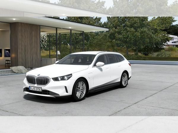 Weiß (alpinweiß uni) Neu 2025 BMW 550e Efficient Dynamics Kombi | 61.838 € - Bild 1/4