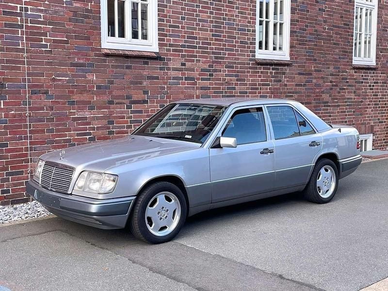Brilliantsilber (744) Gebraucht 1994 Mercedes E280 Limousine | 12.500 € - Bild 1/4
