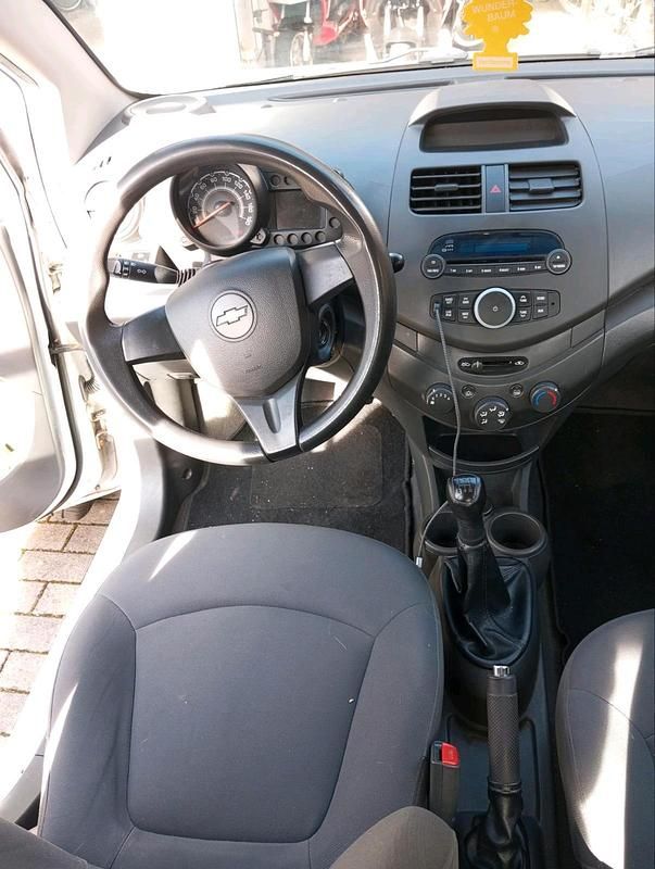 Gebraucht Chevrolet Spark 68 PS (50 kW) 2011 Weiß Kleinwagen