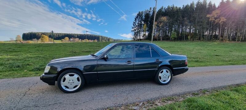 Schwarz Gebraucht 1990 Mercedes E300 Limousine | 12.500 € - Bild 1/4