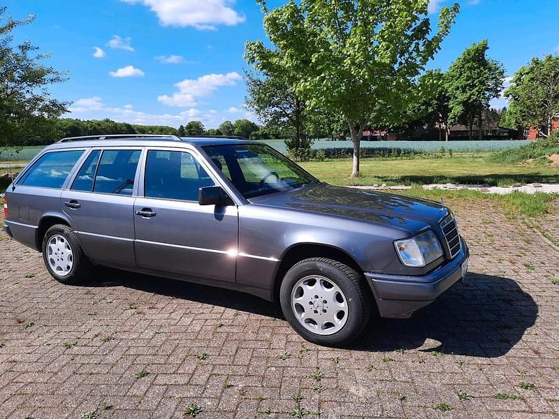 Grau Gebraucht 1994 Mercedes 220 Kombi | 8.900 € - Bild 1/4