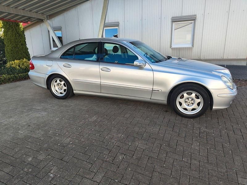 Gebraucht Mercedes E220 Classic 150 PS (110 kW) 2004 Silber Limousine