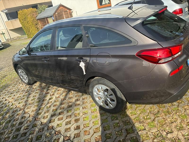 Gebraucht Hyundai i30 115 PS (84 kW) 2018 Grau Kombi