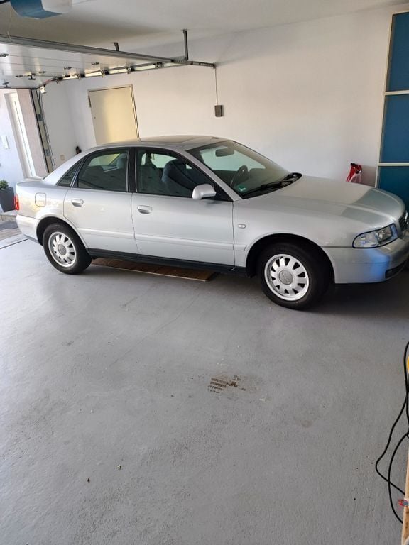 Silber Gebraucht 1999 Audi A4 Limousine | 2.700 € (Etwas zu teuer) - Bild 1/4