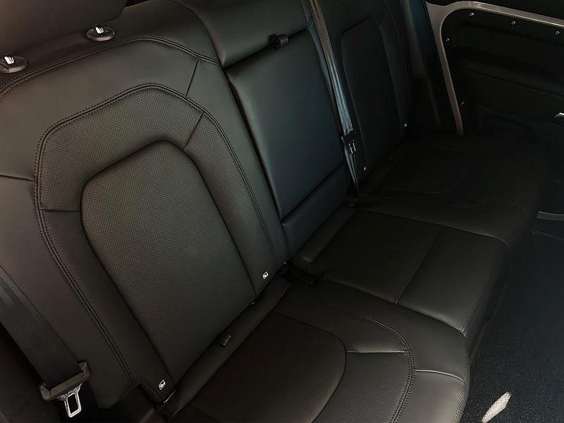 Gebraucht Land Rover Defender HSE Dynamic 349 PS (256 kW) 2025 Santorini black SUV