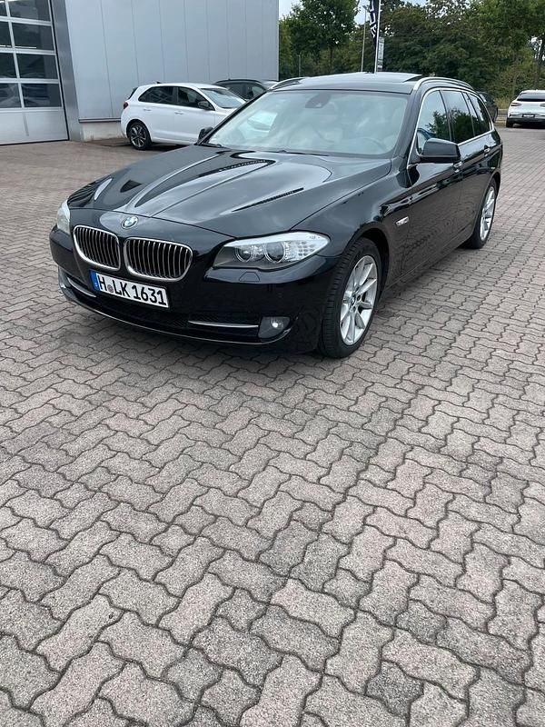 Schwarz Gebraucht 2011 BMW 530 Kombi | 10.900 € (Fairer Preis) - Bild 1/4