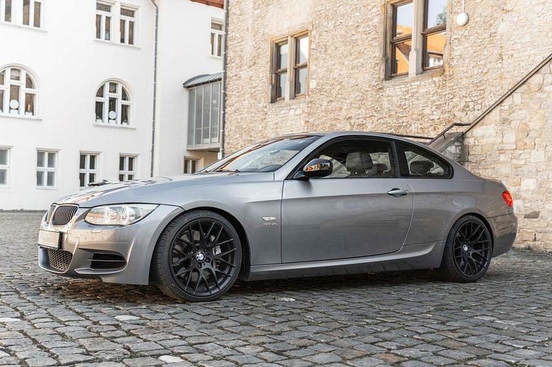 Grau Gebraucht 2010 BMW 335 Performance Coupé | 21.500 € (Fairer Preis) - Bild 1/4