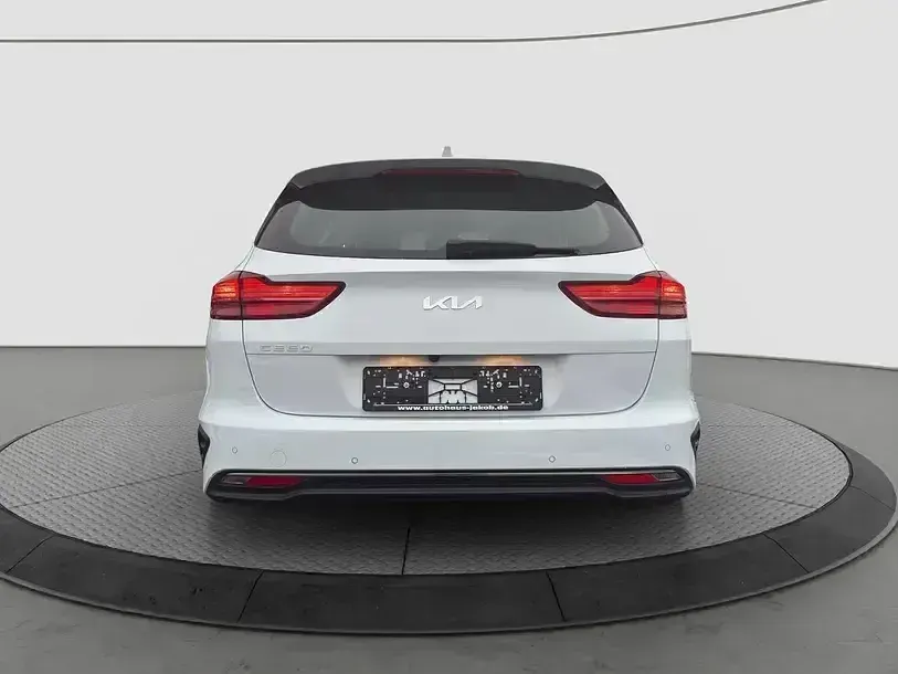 Gebraucht Kia Ceed 160 PS (117 kW) 2022 Weiss Kleinwagen