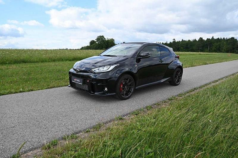 Schwarz Neu 2025 Toyota Yaris Limousine | 41.400 € (Fairer Preis) - Bild 1/4