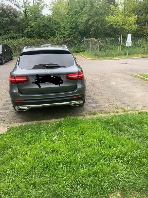 Grau Gebraucht 2016 Mercedes GLC220 SUV | 25.400 € (Etwas zu teuer) - Bild 1/4