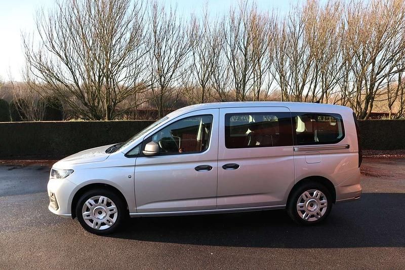Gebraucht Ford Tourneo Titanium 116 PS (85 kW) 2024 Cyclone stardust silver Van / Kleinbus