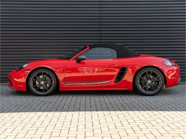 Gebraucht Porsche Boxster 299 PS (219 kW) 2021 Rot Cabrio