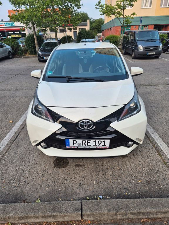 Weiß Gebraucht 2018 Toyota Aygo X-play Kleinwagen | 7.300 € (Superpreis) - Bild 1/4