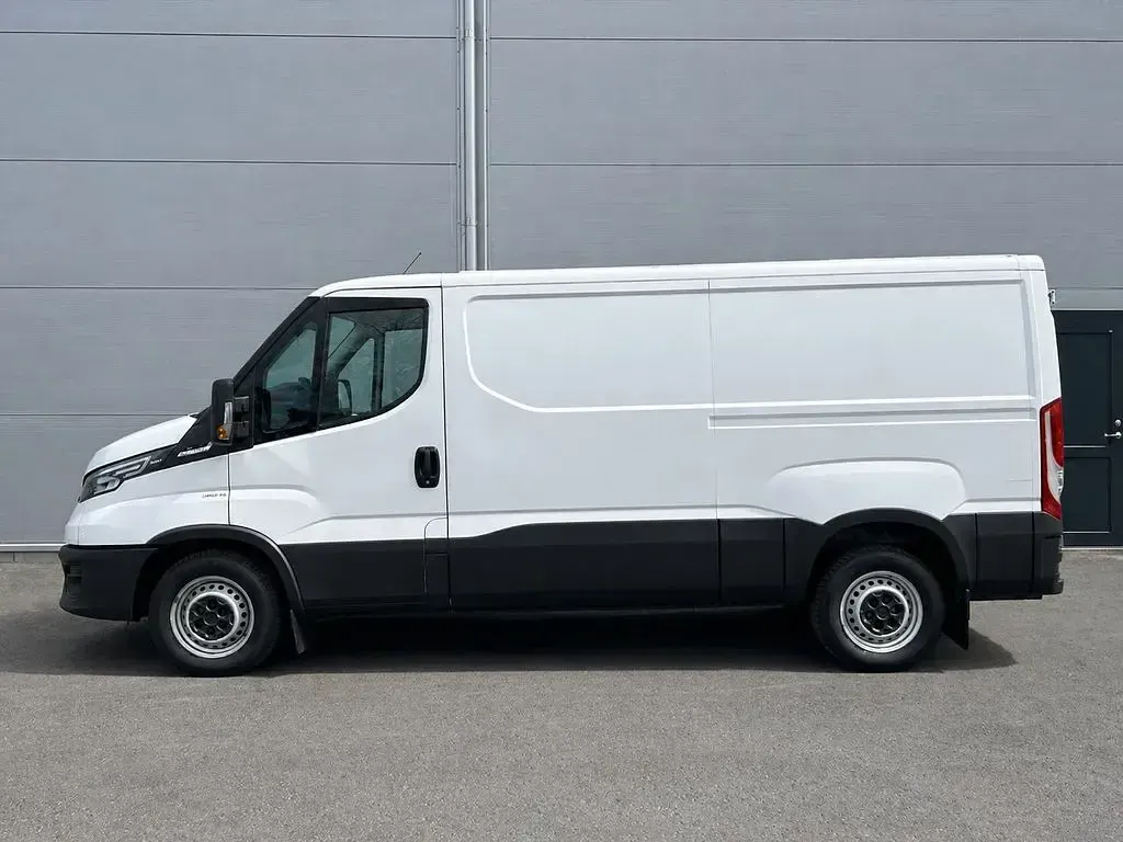 Second-hand Iveco Daily 136 CP (100 kW) 2022 Alb Monovolum