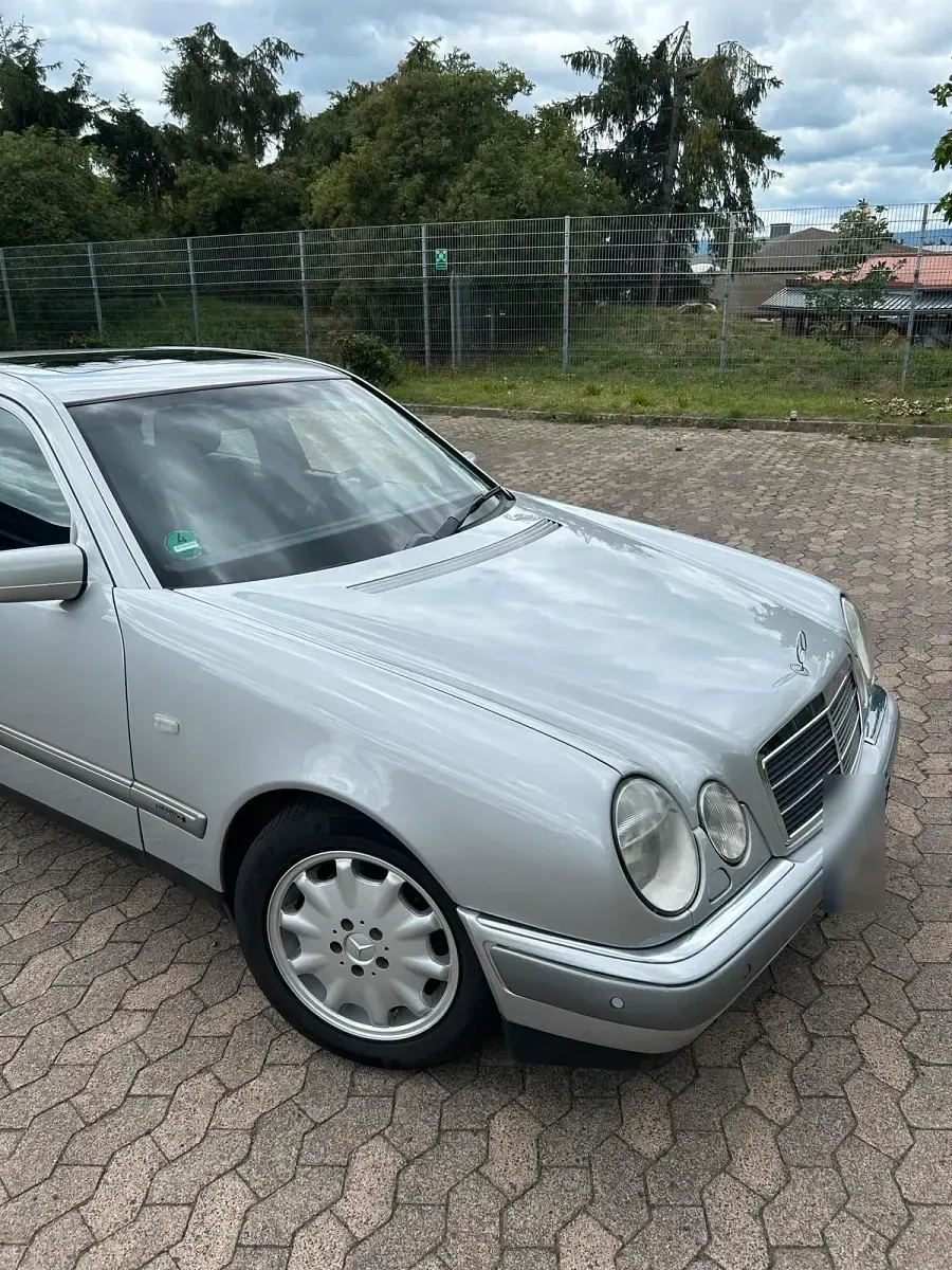 Gebraucht Mercedes E280 204 PS (150 kW) 1999 Silber Limousine