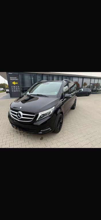 Schwarz Gebraucht 2016 Mercedes V250 Avantgarde Van / Kleinbus | 36.500 € (Fairer Preis) - Bild 1/4