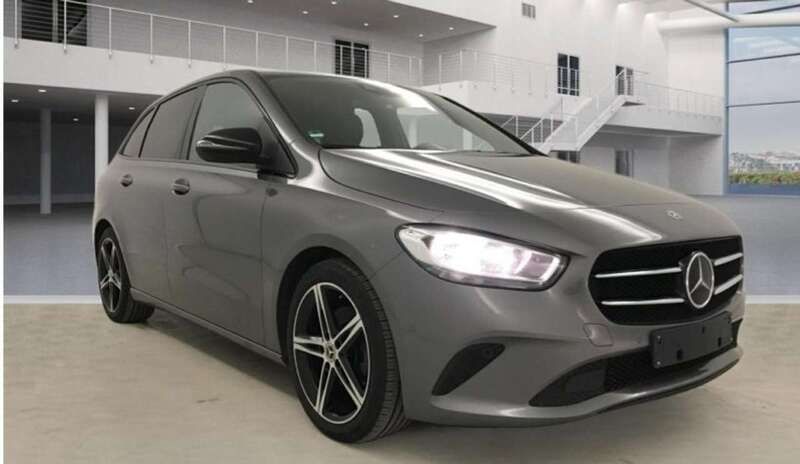 Grau Gebraucht 2020 Mercedes B200 Style Van / Kleinbus | 19.500 € (Fairer Preis) - Bild 1/4