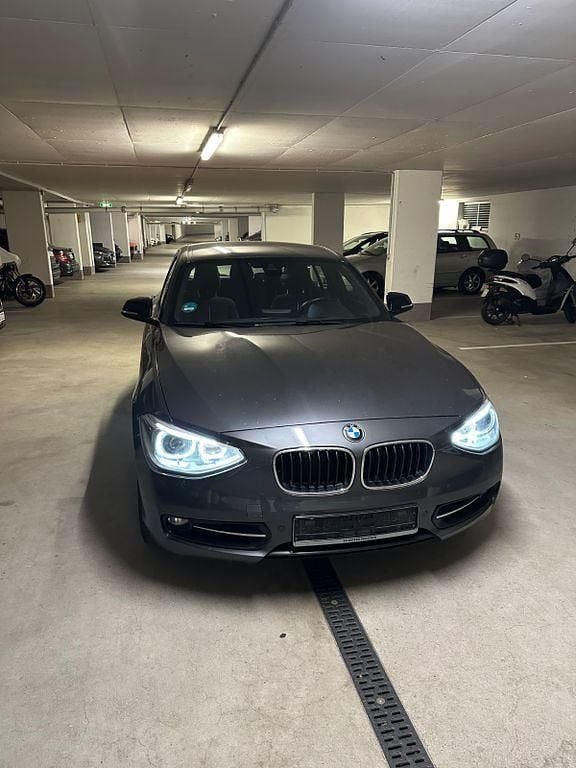 Grau Gebraucht 2012 BMW 118 Sport Line Kleinwagen | 6.550 € (Guter Preis) - Bild 1/4