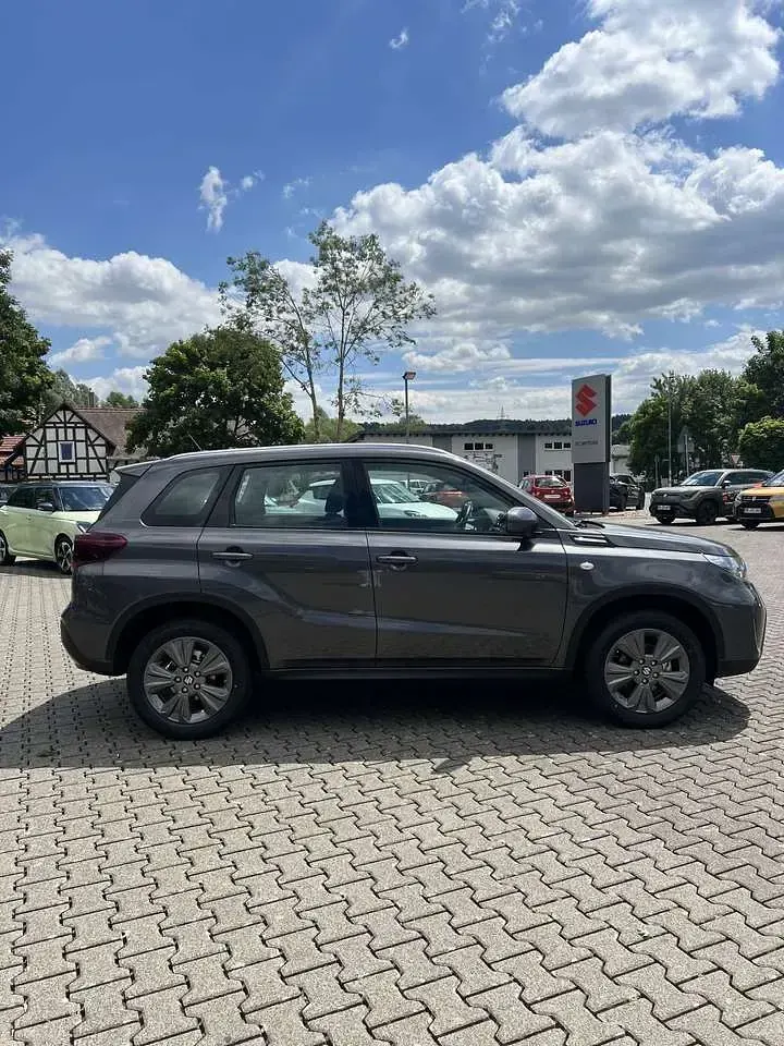 Neu Suzuki Vitara Club 110 PS (80 kW) 2026 Grau SUV