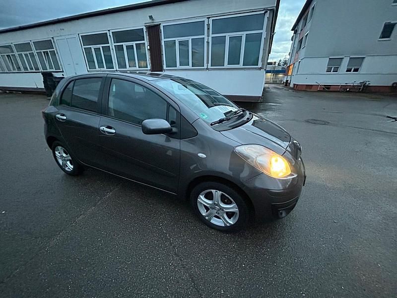 Gebraucht Toyota Yaris 100 PS (73 kW) 2011 Grau Kleinwagen