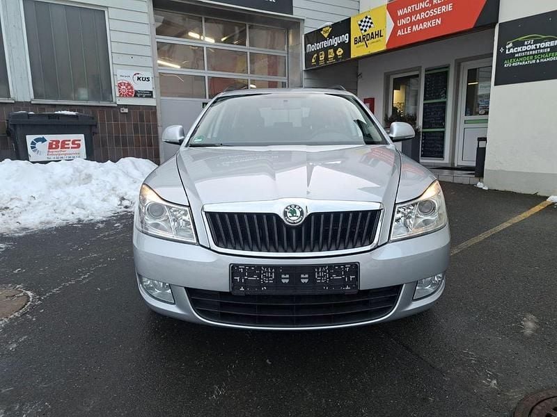 Silber Gebraucht 2011 Skoda Octavia Ambiente Kombi | 8.399 € (Fairer Preis) - Bild 1/4