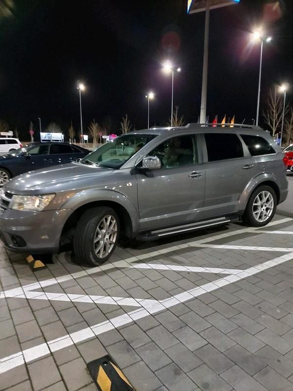 Grau Gebraucht 2012 Fiat Freemont SUV | 3.850 € (Superpreis) - Bild 1/4
