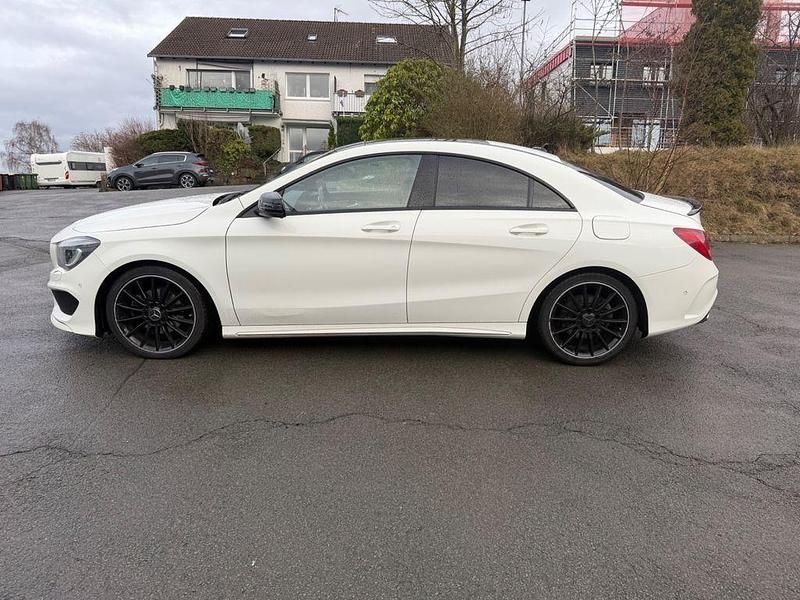 Weiß Gebraucht 2014 Mercedes CLA200 AMG line Limousine | 15.000 € (Fairer Preis) - Bild 1/4