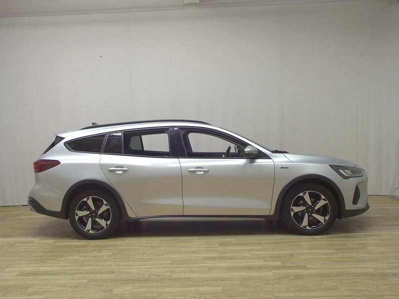 Silber Gebraucht 2023 Ford Focus Active Limousine | 14.480 € (Guter Preis) - Bild 1/4