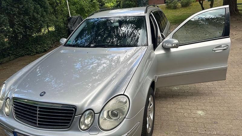 Silber Gebraucht 2003 Mercedes E240 Limousine | 3.990 € (Etwas zu teuer) - Bild 1/4