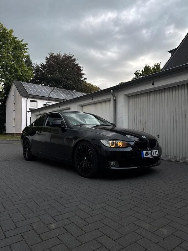 Schwarz Gebraucht 2010 BMW 325 Coupé | 10.100 € (Guter Preis) - Bild 1/4