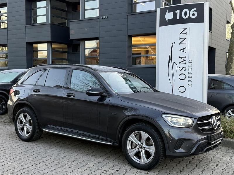 Grafitgrau metalliclack Gebraucht 2021 Mercedes GLC300e SUV | 30.950 € (Superpreis) - Bild 1/3