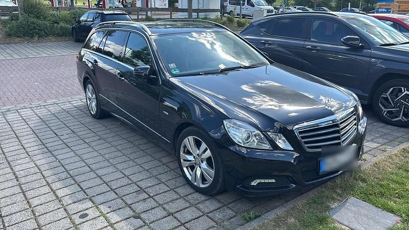 Schwarz Gebraucht 2010 Mercedes E250 Avantgarde Kombi | 9.000 € (Etwas zu teuer) - Bild 1/4