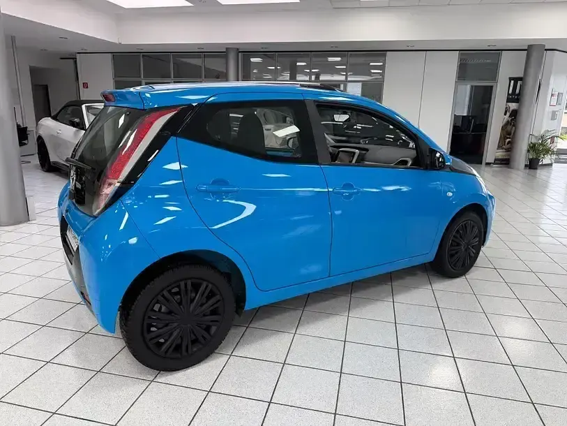 Gebraucht Toyota Aygo X-play 69 PS (50 kW) 2017 Cyan metallic Kleinwagen
