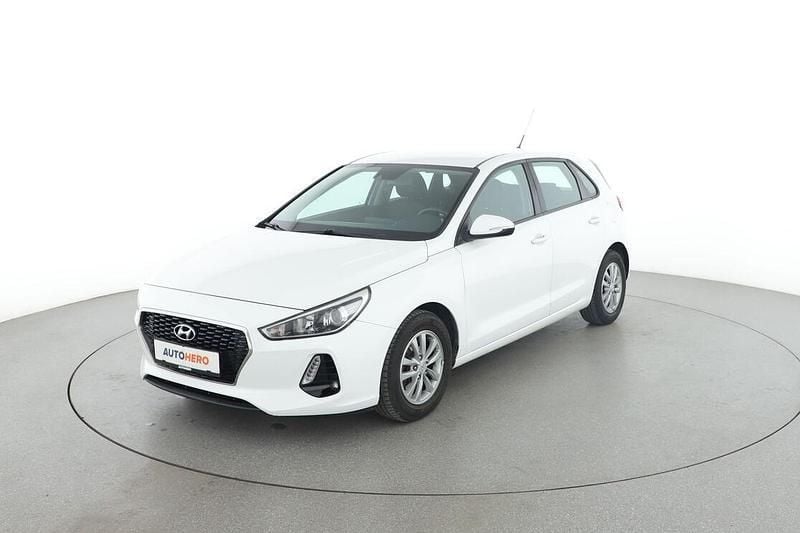 Weiß Gebraucht 2018 Hyundai i30 Select Limousine | 11.710 € (Guter Preis) - Bild 1/3