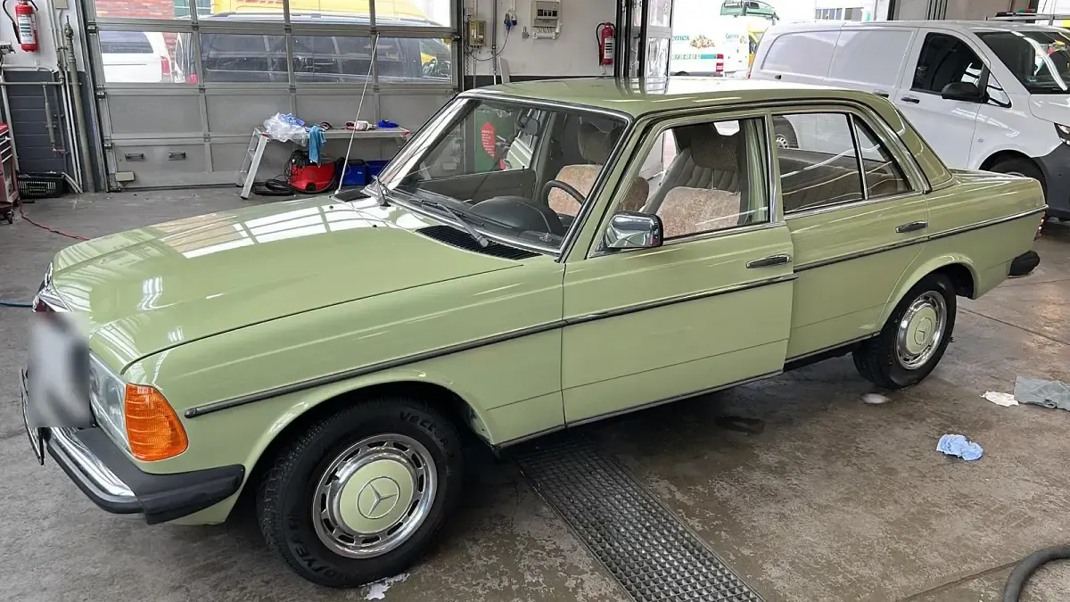 Gebraucht Mercedes 240 65 PS (47 kW) 1977 Grün Limousine