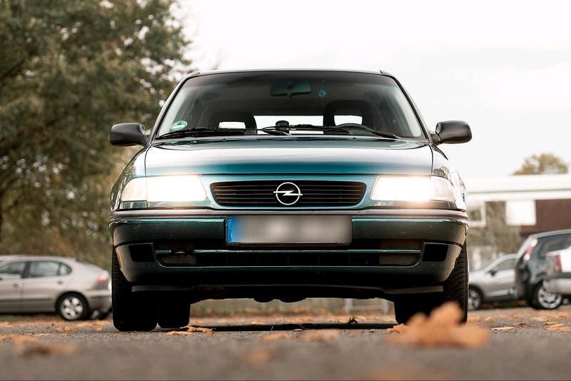 Grün Gebraucht 1997 Opel Astra Limousine | 850 € (Superpreis) - Bild 1/4