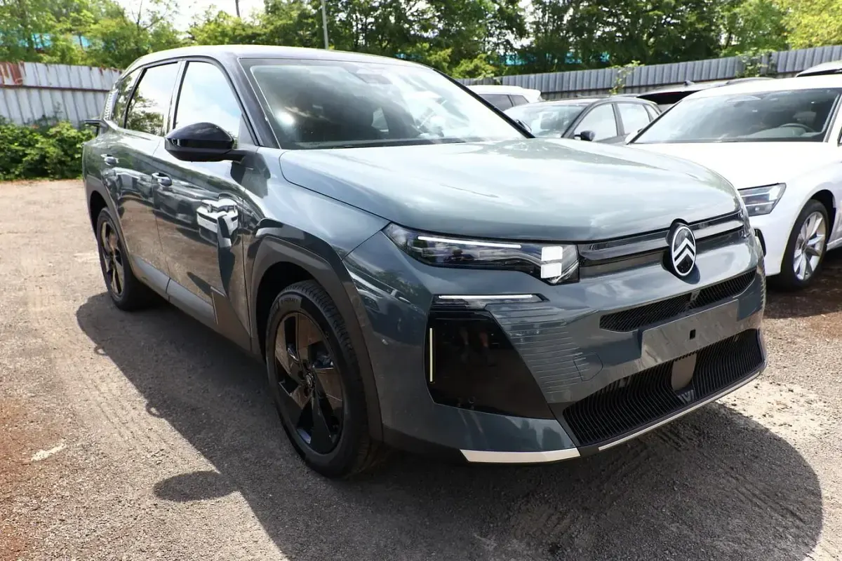 Neu Citroën C5 Aircross 145 PS (106 kW) 2026 Astoria grün metallic / dach in SUV