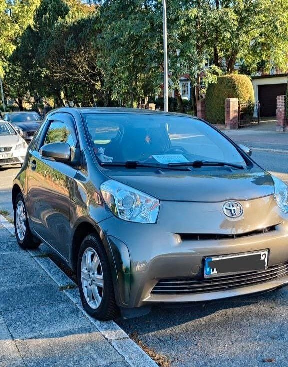 Braun Gebraucht 2011 Toyota iQ Kleinwagen | 7.950 € (Fairer Preis) - Bild 1/4