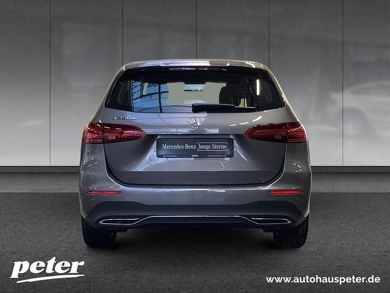 Gebraucht Mercedes E250 Advanced 163 PS (119 kW) 2024 Metalliclack mountaingrau Kombi