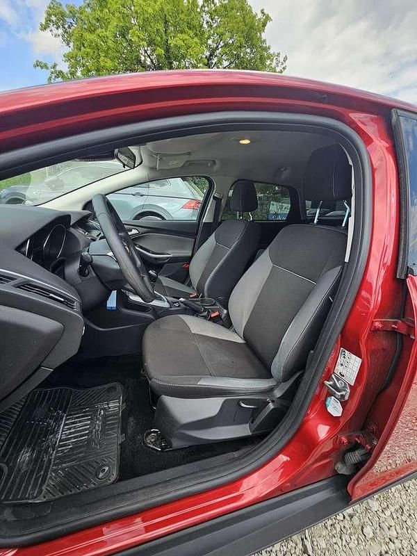 Gebraucht Ford Focus Trend 101 PS (74 kW) 2014 Candyrot metallic Kombi