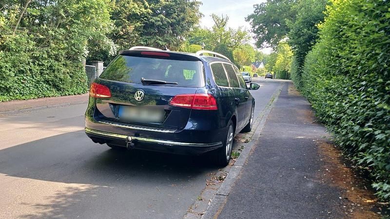 Gebraucht VW Passat 140 PS (102 kW) 2012 Blau Kombi