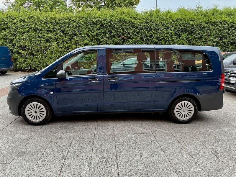 Blau Gebraucht 2022 Mercedes Vito Van / Kleinbus | 25.800 € (Fairer Preis) - Bild 1/4
