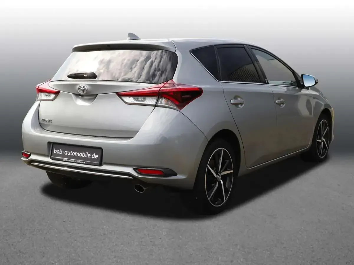 Gebraucht Toyota Auris Team 116 PS (85 kW) 2019 New medium silver Kleinwagen