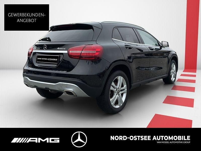 Gebraucht Mercedes GLA220 Urban 177 PS (130 kW) 2018 Metalliclack kosmosschwarz SUV